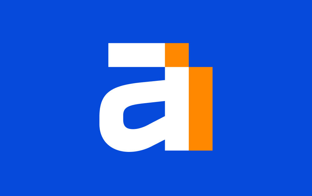 Kompaktowe logo Ahrefs na niebieskim tle