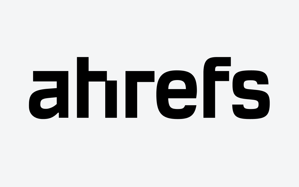 Monochromatyczne logo Ahrefs na jasnym tle