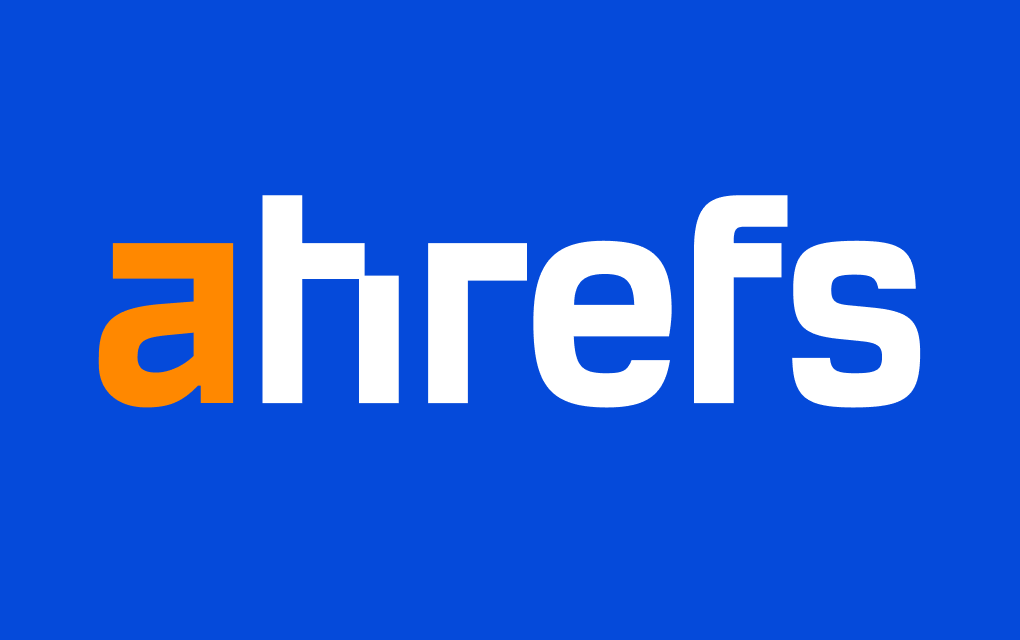 Logo Ahrefs na niebieskim tle