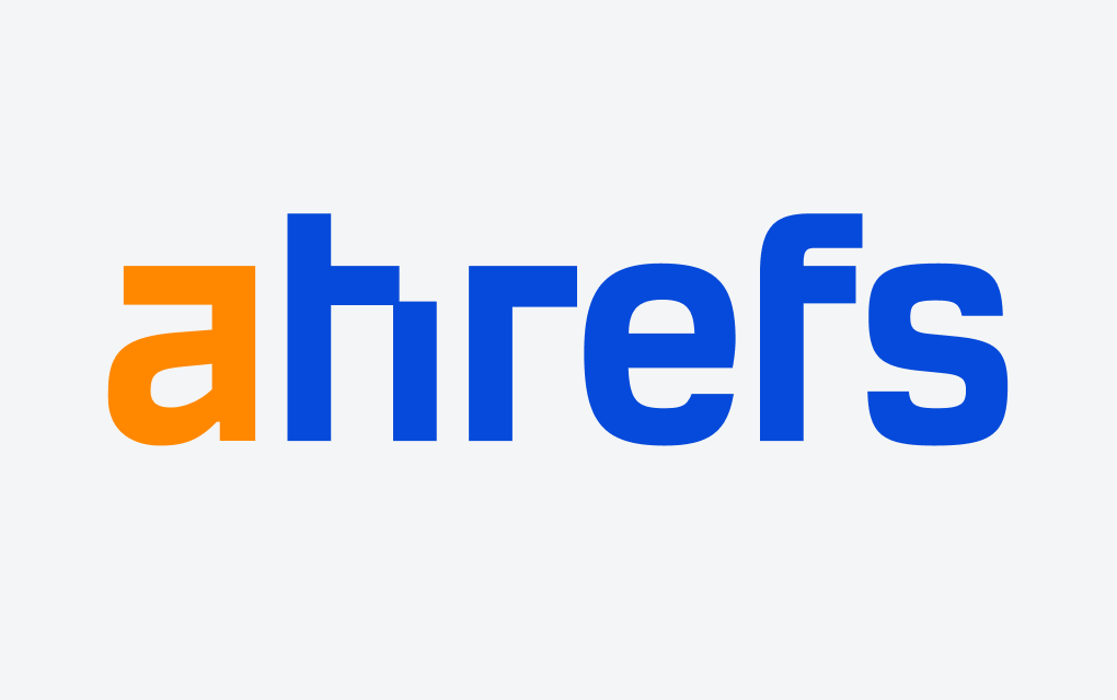 Logo Ahrefs na jasnym tle