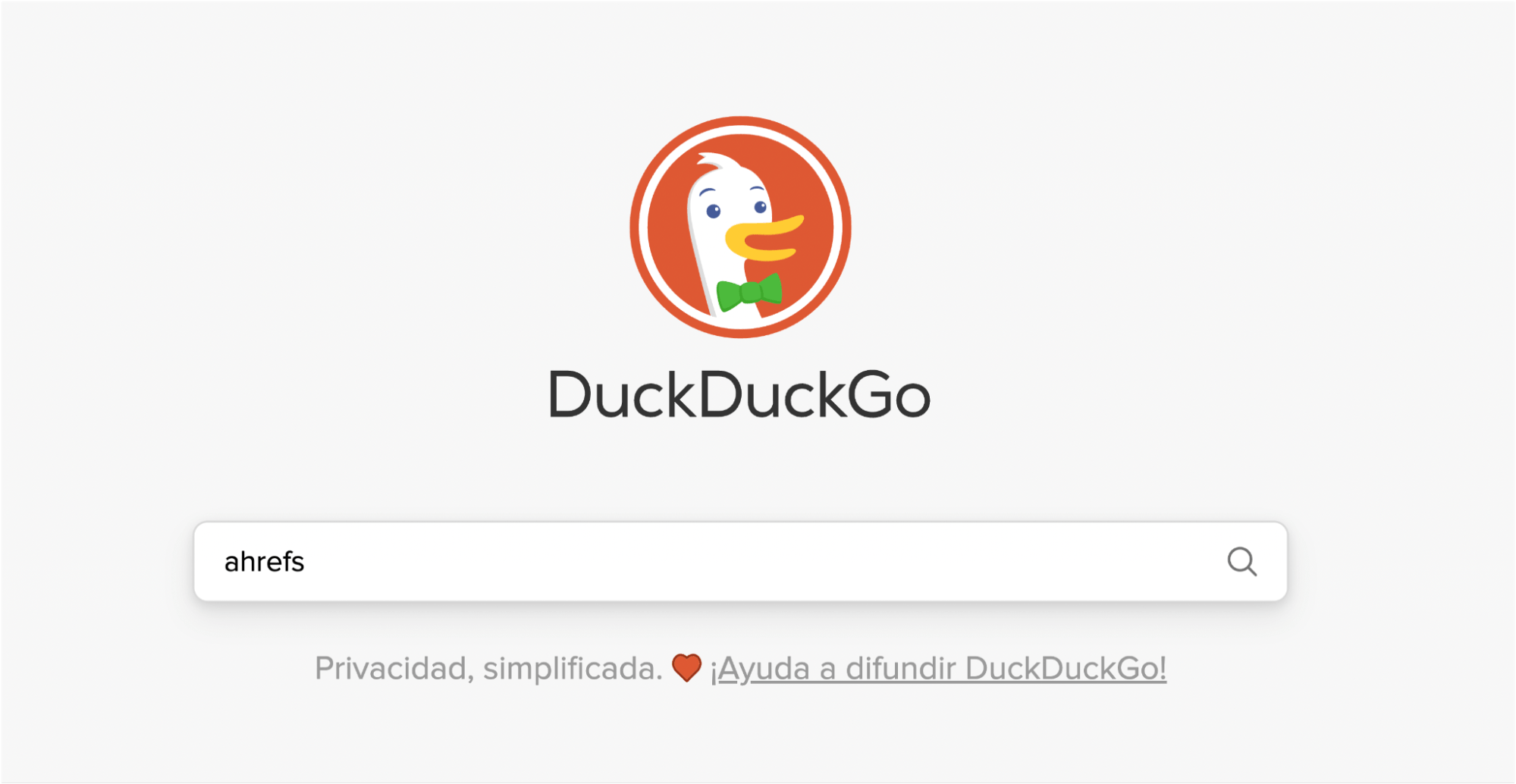 Buscando Ahrefs en DuckDuckGo.