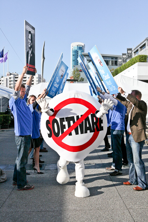 Manifestantes en campaña de Salesforce