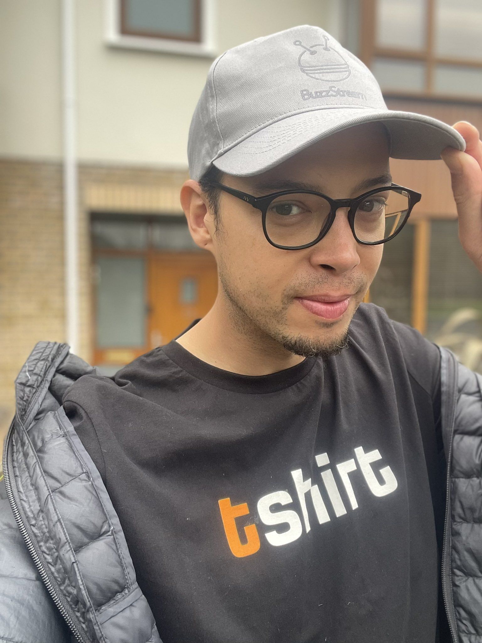 Gus Pelogia con una camiseta de Ahrefs.