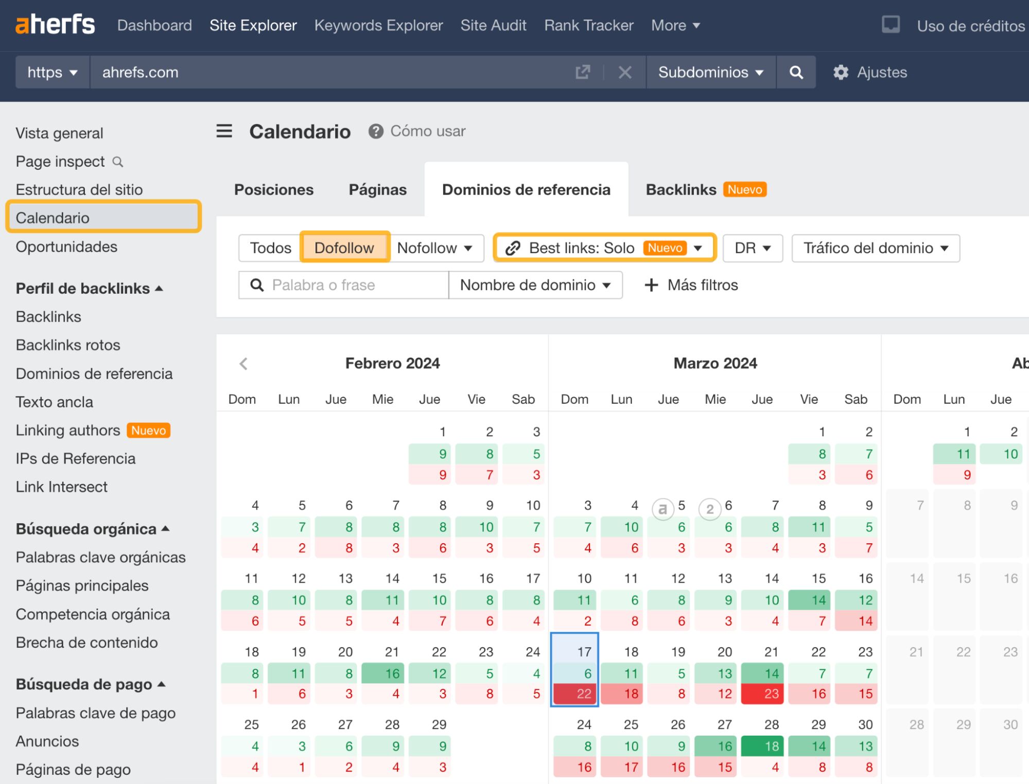 Vista general de los dominios de referencia en el Calendario de Site Explorer de Ahrefs.