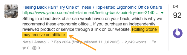 Captura de pantalla de un titular de Yahoo que dice "¿Te duele la espalda? Pruebe una de las 7 sillas de oficina ergonómicas mejor valoradas" con el texto resaltado “Rolling Stone puede recibir un afiliado”.