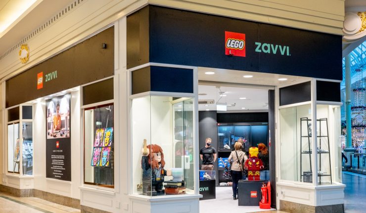 Fachada exterior de la tienda de Zavvi y Lego; pueden verse figuras de Lego en los empotrados de cristal.