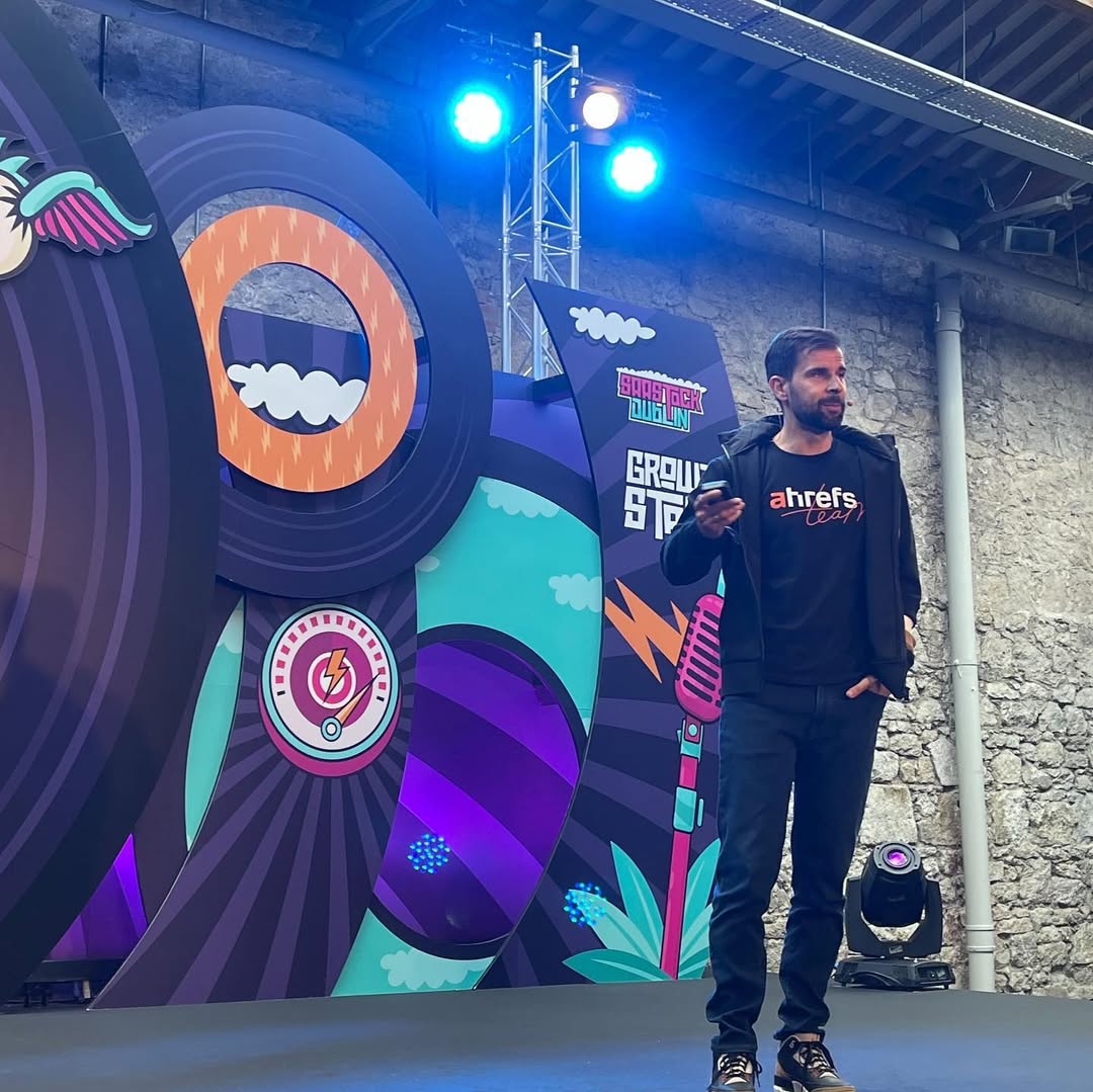 Foto de nuestro CMO Tim Soulo dando una charla en SaaStock Dublín.