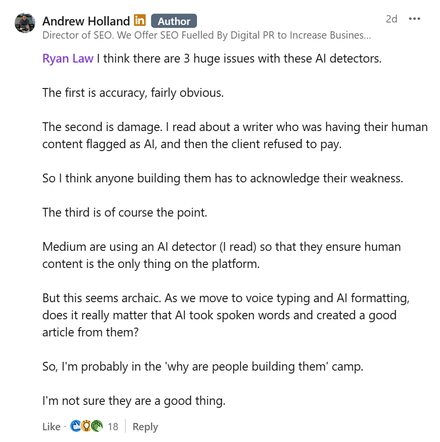 Captura de pantalla de una publicación de LinkedIn de Andrew Holland. La publicación discute tres aspectos de los detectores de IA: precisión, el impacto en el contenido humano y su propósito. Se mencionan puntos sobre Medium usando detectores de IA y la relevancia de que la IA genere contenido. La publicación incluye interacciones de "Me gusta" y comentarios.