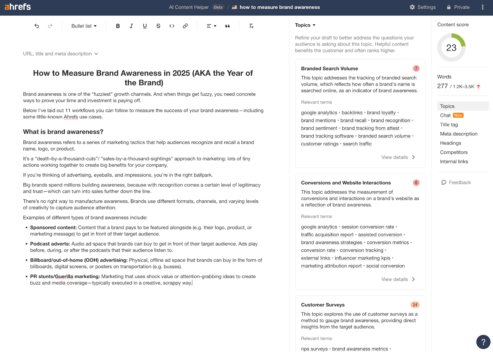 La captura de pantalla muestra un artículo que se está escribiendo en el editor AI Content Helper de Ahrefs.