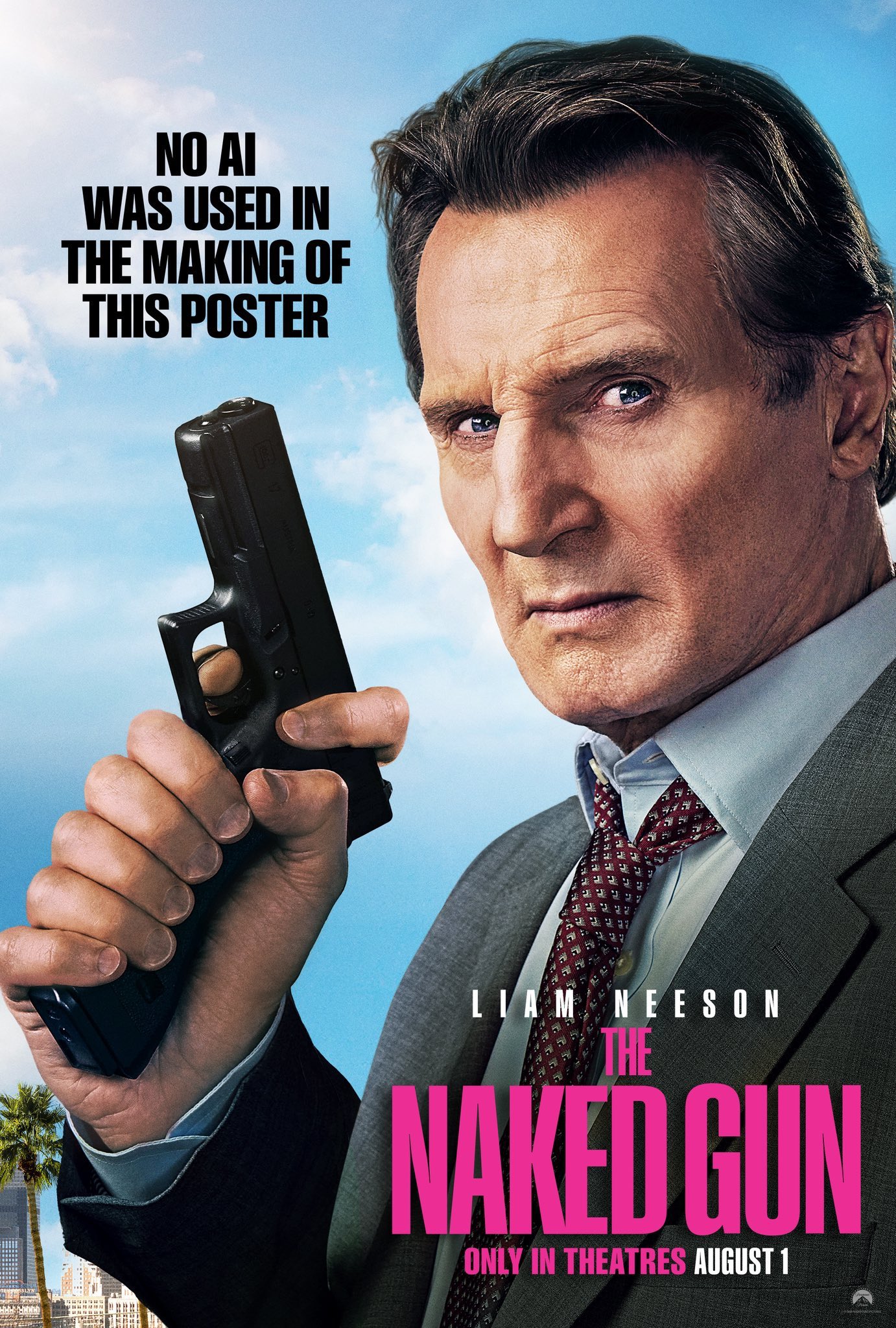 El póster oficial de la película "Naked Gun" protagonizada por Liam Neeson sujetando una pistola, con un texto que declara con humor: "No se ha utilizado IA en la realización de este póster".