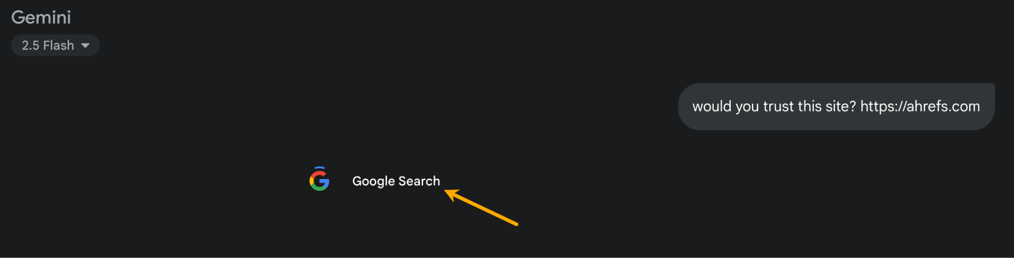 Captura de pantalla de la interfaz de Gemini, que muestra una insignia de Búsqueda de Google con una flecha, ilustrando el uso de la Generación Aumentada por Recuperación (RAG).