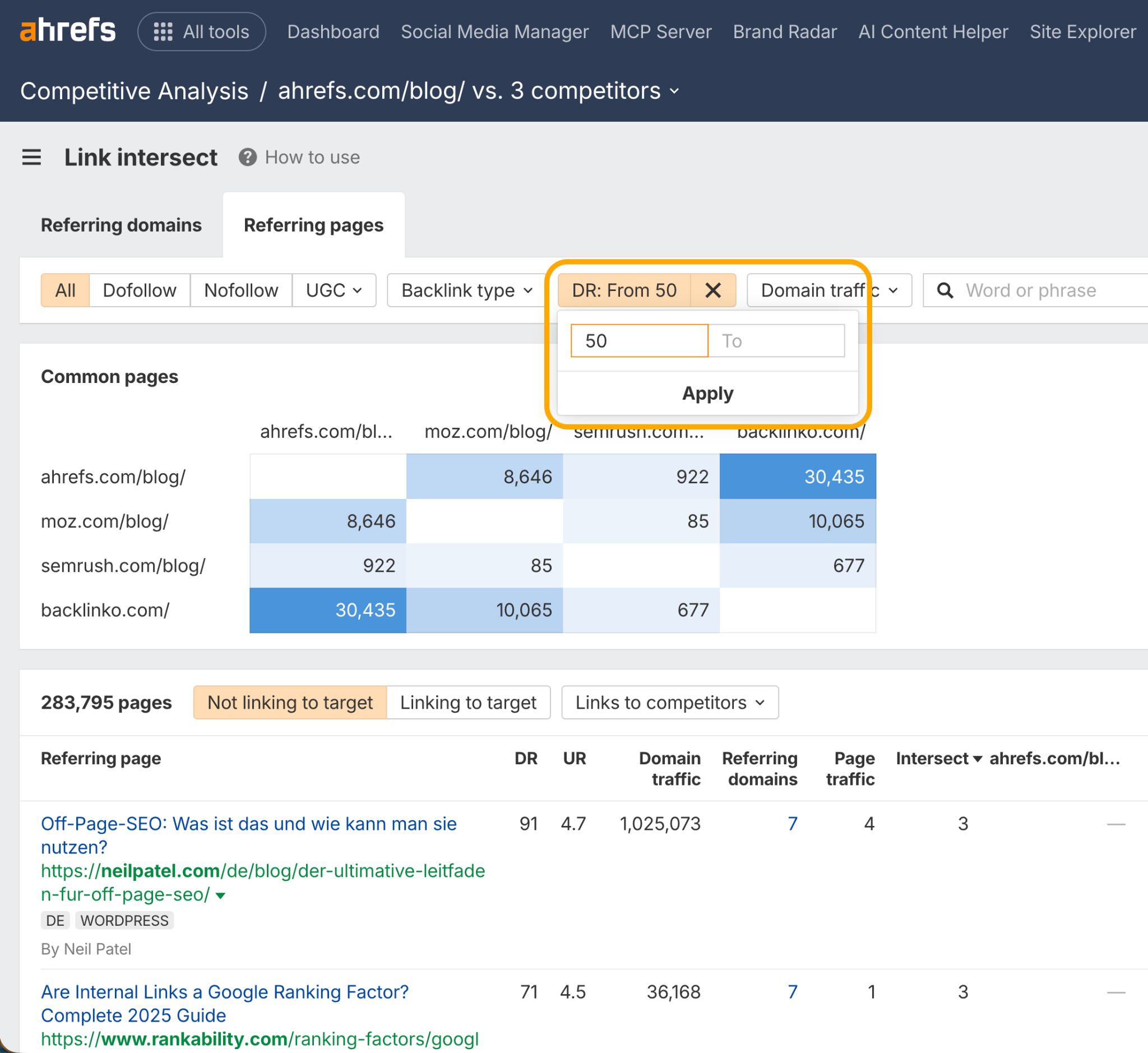Herramienta Link Intersect de Ahrefs que muestra el filtro para Domain Rating 50+ y una tabla comparativa de backlinks entre ahrefs.com/blog/ y sus competidores.