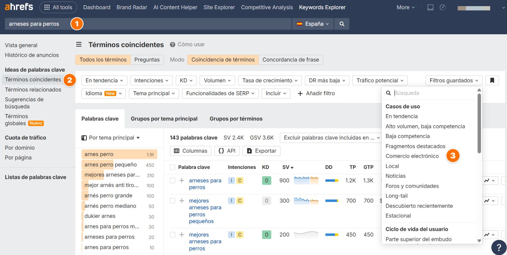 Interfaz de Ahrefs con la búsqueda "arneses para perros". Se muestran palabras clave relacionadas, términos similares y cuota de tráfico. Se ven filtros de tendencia, idioma y funciones de SERP. Los modificadores de palabras clave y opciones de búsqueda aparecen en una ventana emergente.