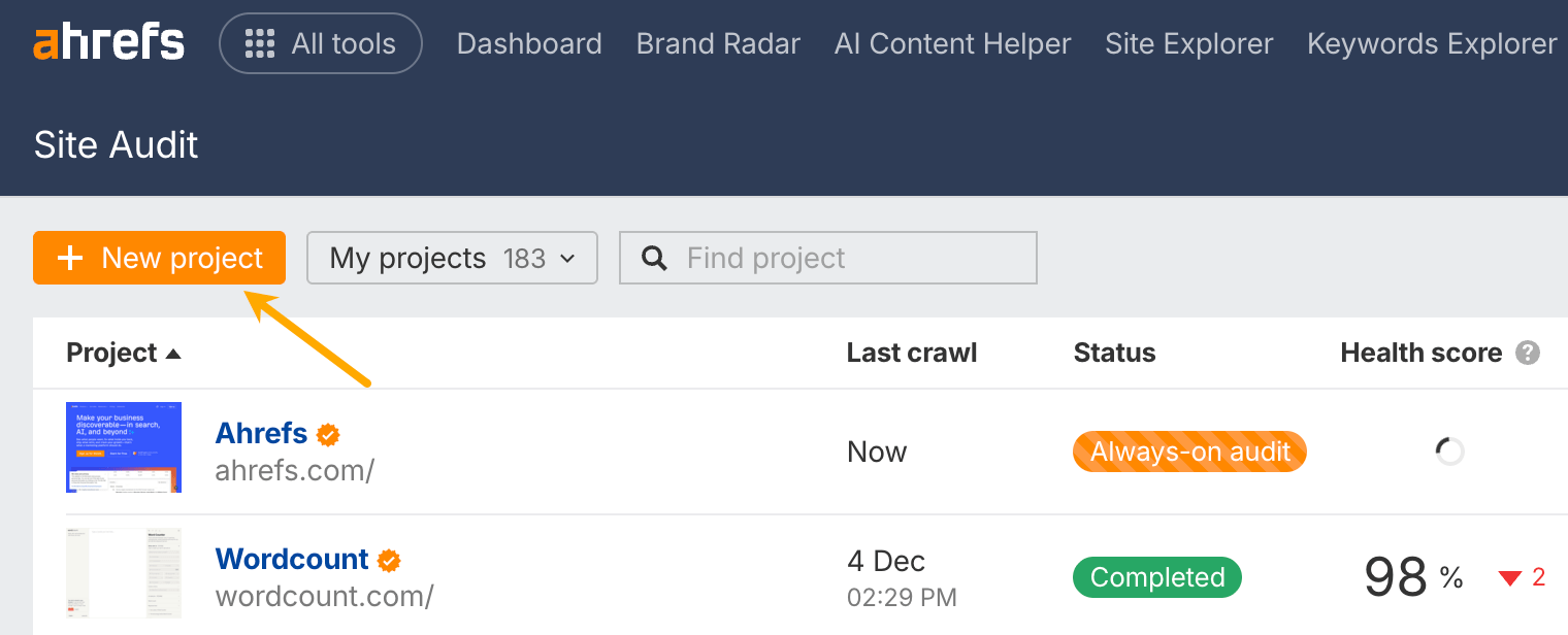 Site Audit de Ahrefs mostrando una lista de proyectos con el botón "Nuevo proyecto" resaltado con una flecha.
