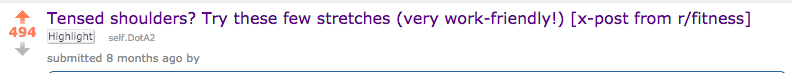 Publicación de Reddit titulada "¿Hombros tensos? Prueba estos pocos estiramientos (¡muy aptos para el trabajo!)" con 494 upvotes, etiqueta resaltada, publicada de forma cruzada desde r/fitness.