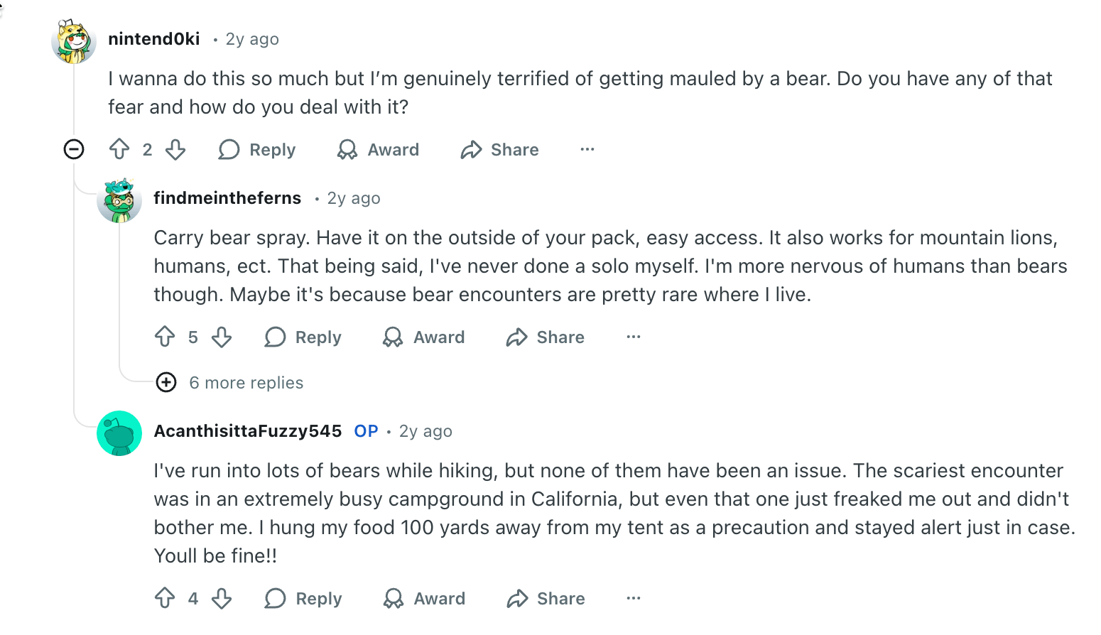 Captura de pantalla de comentarios en Reddit discutiendo consejos para viajar como mochilero en solitario