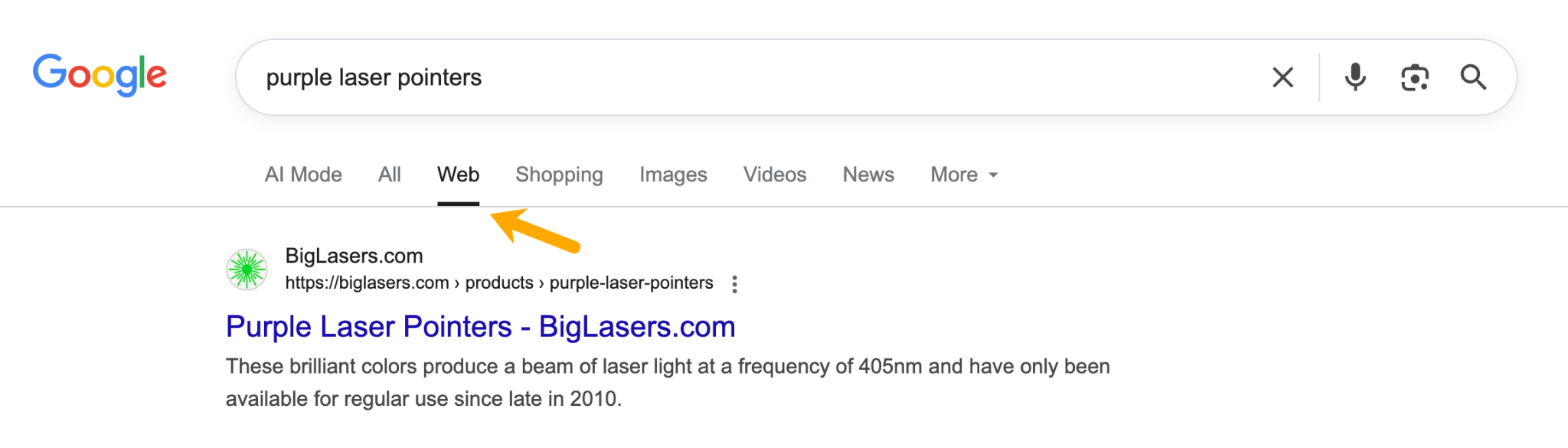 Una página de resultados de búsqueda de Google para "punteros láser morados". Una flecha naranja señala a los resultados "Web", que están resaltados.