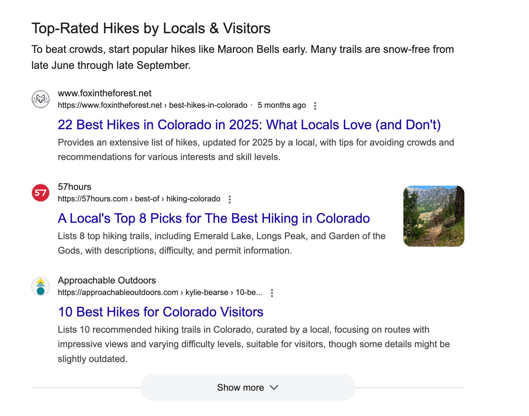 Una página de resultados de búsqueda de Google para caminatas en Colorado mejor valoradas, mostrando tres resultados orgánicos y un botón "Mostrar más".