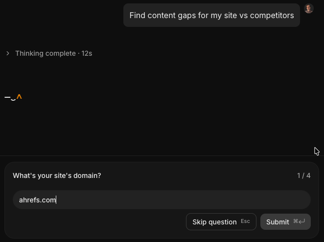 Captura de pantalla que muestra el inicio de una habilidad guiada. Después de lanzar "Content Gap Analysis", el agente de IA pregunta al usuario "¿Cuál es el dominio de tu sitio?" con la entrada "ahrefs.com" siendo escrita en el campo.