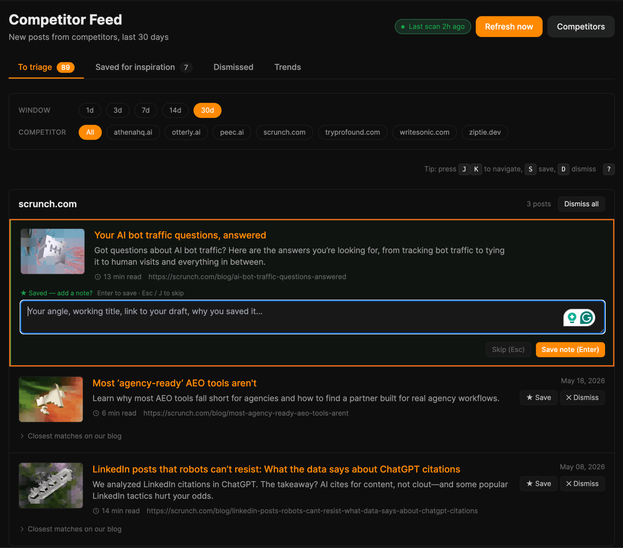 Captura de pantalla de un panel de "Competitor Feed", mostrando publicaciones de blog de competidores con opciones para clasificar, guardar o descartar.