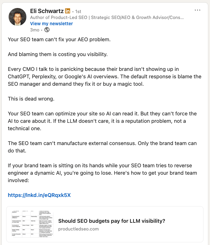 Captura de pantalla de una publicación de LinkedIn de Eli Schwartz en la que afirma: «Tu equipo de SEO no puede solucionar tu problema de AEO. Y culparlos te está costando visibilidad».