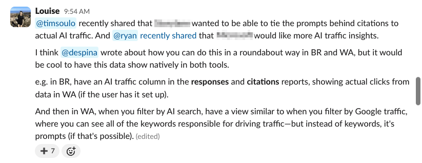 Mensaje de Slack debatiendo la visualización de datos de tráfico de IA y prompts nativamente en las herramientas Brand Radar y Web Analytics.