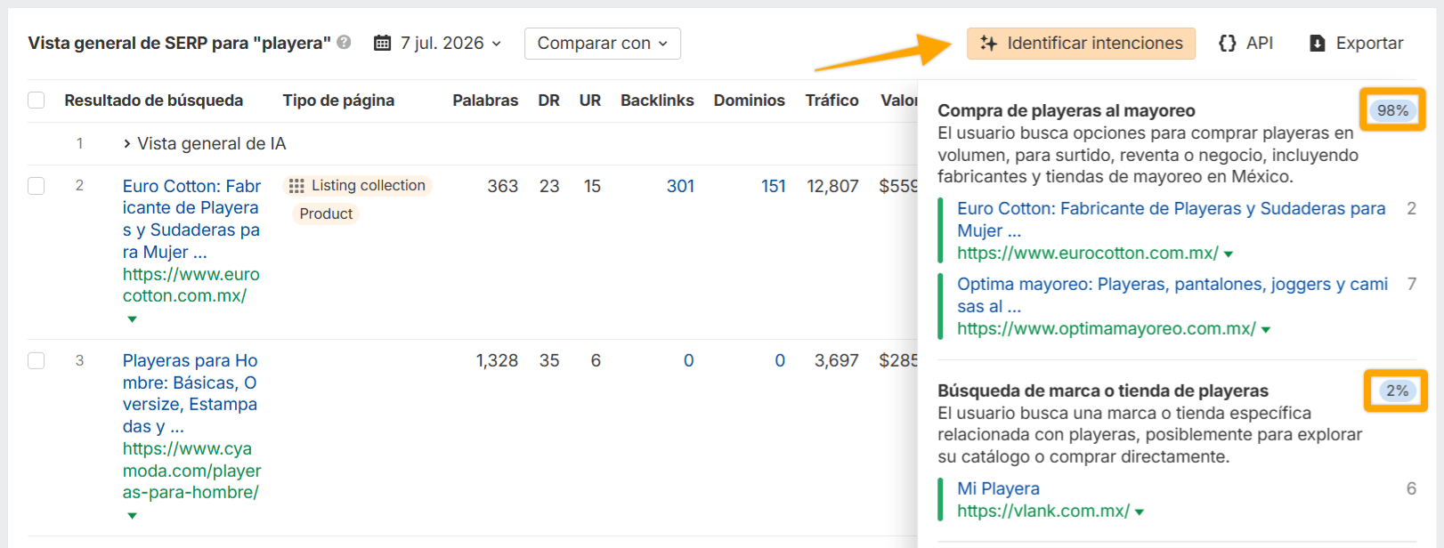 Vista general de SERP para "playera" en Keywords Explorer de Ahrefs. Se resalta "identificar intenciones" con una flecha.
