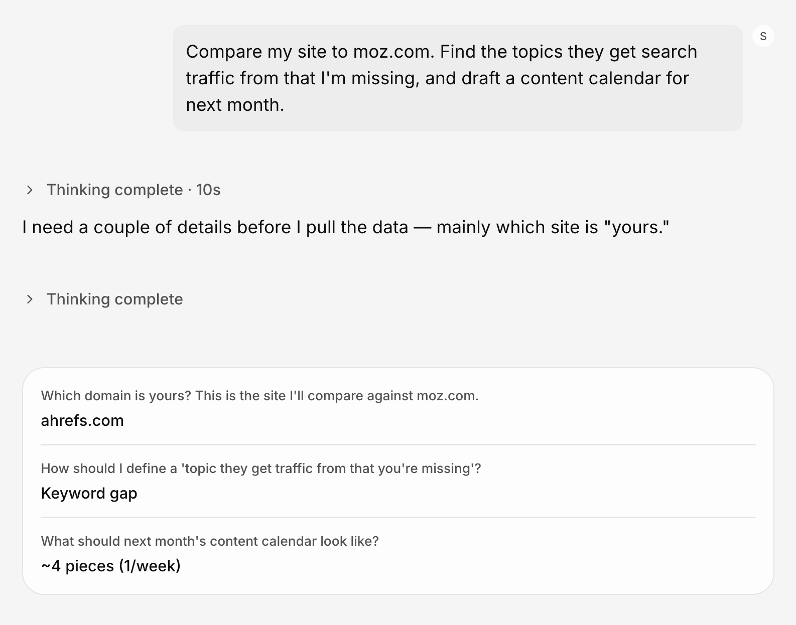 Chat de Agent A donde el usuario le pide comparar su sitio con moz.com y encontrar temas faltantes, y el agente responde con preguntas aclaratorias sobre cuál es su dominio, cómo definir un tema faltante y qué aspecto debería tener el calendario de contenidos.