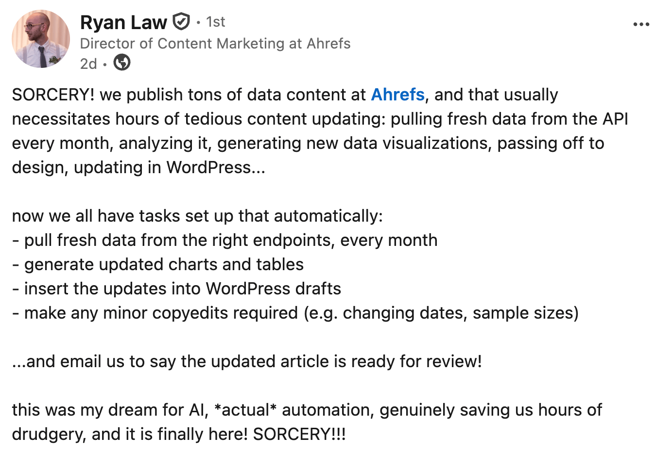 Una publicación de LinkedIn de Ryan Law, director de marketing de contenido de Ahrefs, en la que describe cómo su equipo ahora extrae datos automáticamente, genera gráficos y tablas, actualiza los borradores de WordPress y le envía correos electrónicos, que termina con "¡¡¡BRUJERÍA!!!"