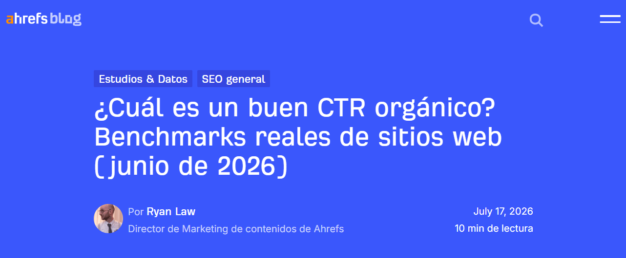 Un encabezado de publicación de blog sobre un fondo azul. Título: "Benchmarks de tráfico orgánico promedio de sitios web reales (julio 2026)".