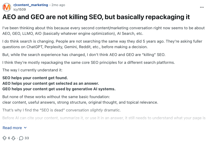 Una publicación de Reddit titulada "AEO y GEO no están matando al SEO, sino básicamente reempaquetándolo". El autor explica en qué se diferencian el SEO, AEO y GEO.