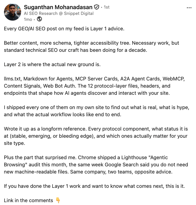 Una publicación en LinkedIn de Suganthan Mohanadasan discutiendo los consejos de SEO "Capa 1" frente a "Capa 2" para agentes de IA.