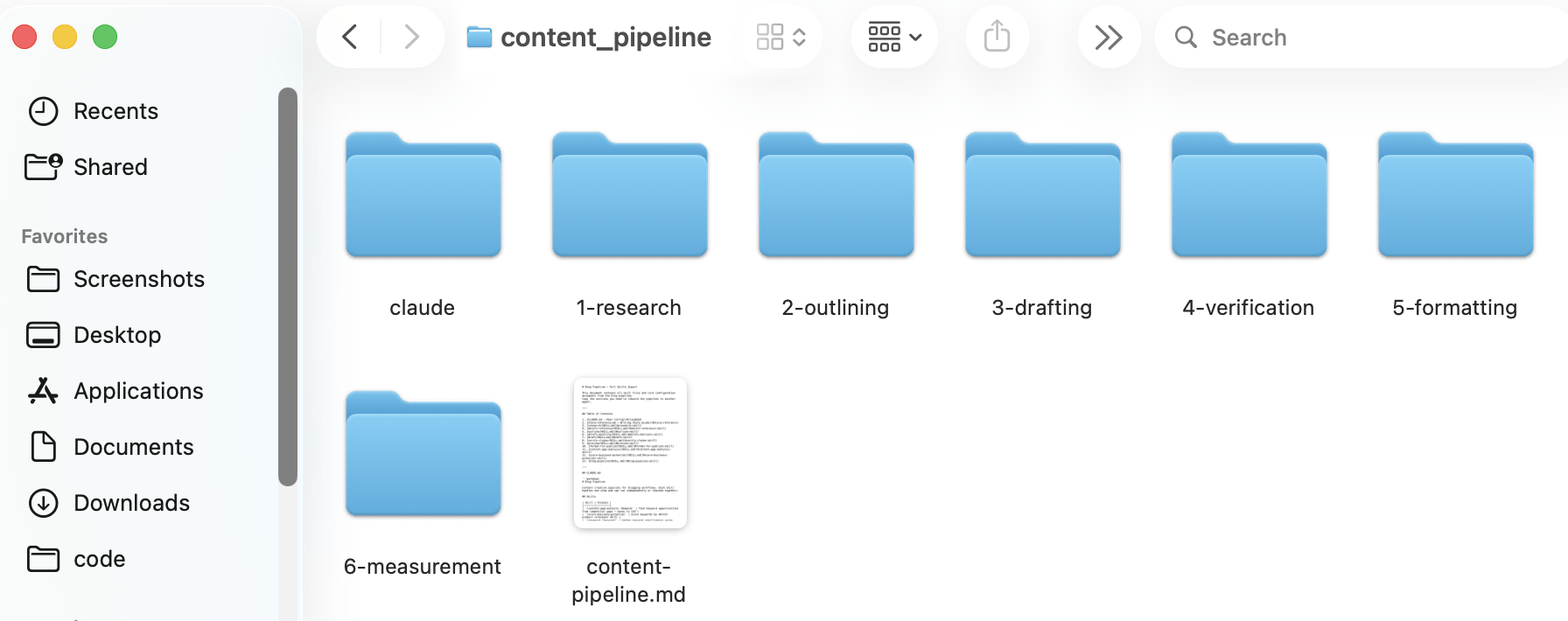 Un explorador de archivos que muestra la carpeta "content_pipeline" con subcarpetas como "1-research", "2-outlining" y un archivo markdown.