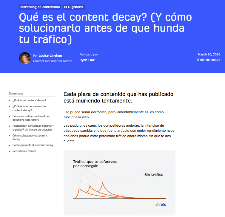 Una página web del blog de Ahrefs titulada "¿Qué es el Content Decay? (Y cómo solucionarlo antes de que hunda tu tráfico)".