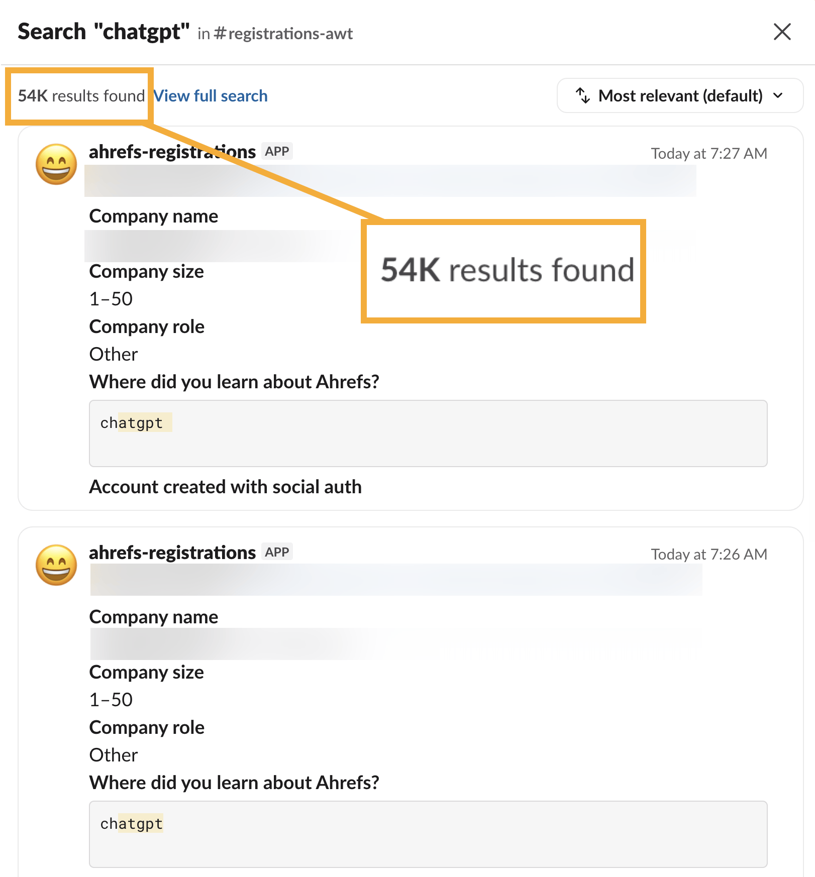 Búsqueda en Slack de la palabra chatgpt dentro del canal de registros de Ahrefs, que devuelve 54.000 resultados. Cada resultado es una notificación de registro que muestra el nombre de la empresa, el tamaño y el cargo, con ChatGPT escrito en el campo '¿Dónde te enteraste de Ahrefs?'.