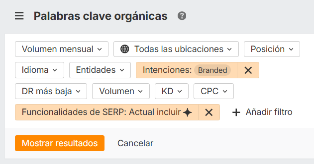 Filtros del informe de palabras clave orgánicas en el Site Explorer de Ahrefs con la intención de marca y el filtro de funcionalidades SERP seleccionados.
