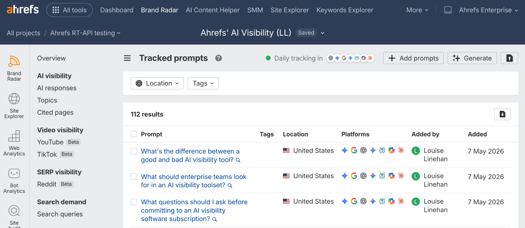 Informe de prompts rastreados de Brand Radar de Ahrefs para el proyecto de Visibilidad de IA (LL) de Ahrefs, que enumera 112 prompts personalizados rastreados a diario en los Estados Unidos a través de plataformas de IA, como '¿Cuál es la diferencia entre una buena y una mala herramienta de visibilidad de IA?'.