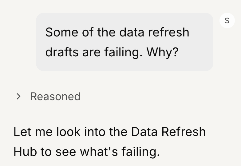 Interfaz de chat de Letaido que muestra a un usuario preguntando "Algunos de los borradores de actualización de datos están fallando. ¿Por qué?", a lo que la IA responde que investigará en el Data Refresh Hub para localizar el fallo.