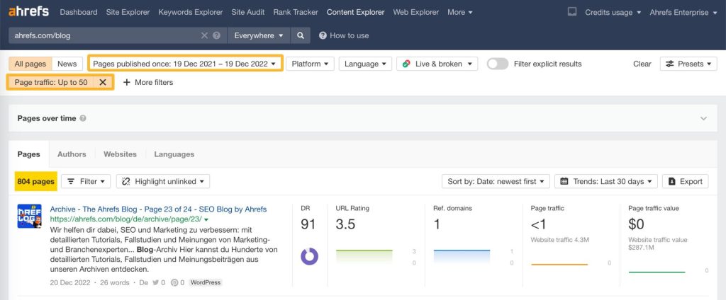 Ahrefs の Content Explorer で、1 回のみ公開され、12か月以上前に公開され、月間オーガニックトラフィックが50以下のページをフィルターして表示している画面

