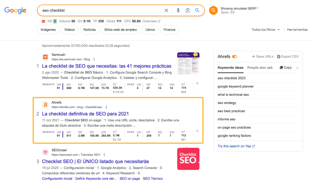 Googleの検索結果画面。米国では「SEO チェックリスト」が 1 位にランクされている一方、スペインでは順位が低くなることを示す例。
