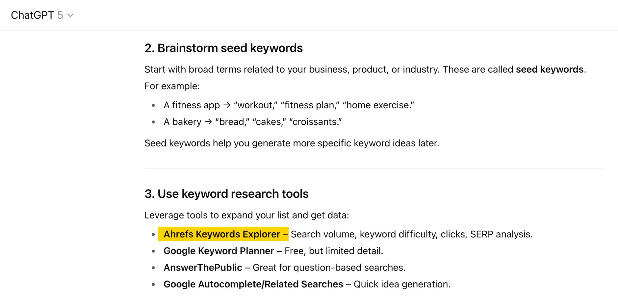 ChatGPT 5 がキーワードリサーチツールの使い方を説明する回答のスクリーンショットで、「Ahrefs Keywords Explorer」の箇条書きがブランド言及を示すため黄色で強調されている。