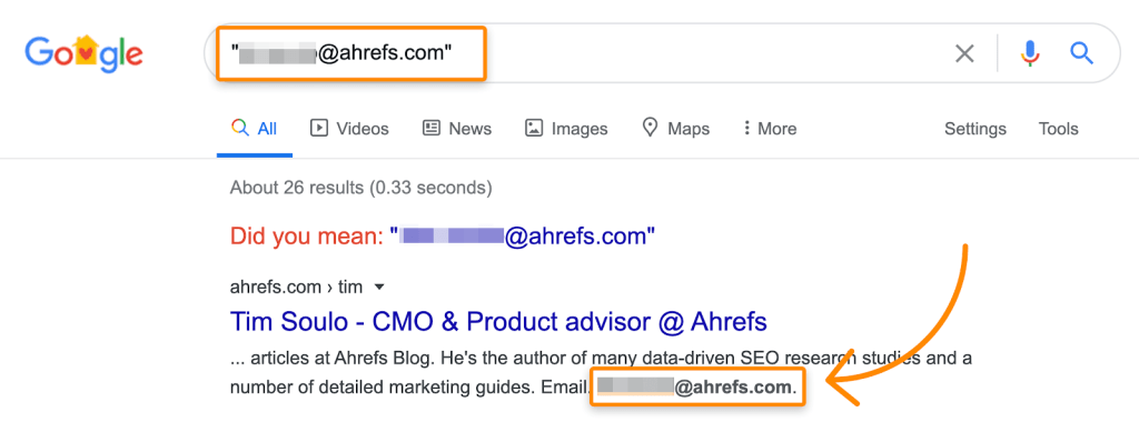 Google や他の検索エンジンでキーワードを正確一致検索し、Web 上で対象メールアドレスの言及を確認する手順を示すスクリーンショット