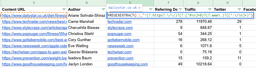 Google スプレッドシードで数式を使用して、記事の URL からドメイン情報を取得する画面