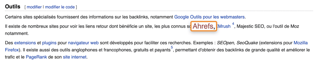 ウィキペディアのフランス語版ページのスクリーンショットで、本文中に Ahrefs への未作成リンクが赤字で表示され、ブランドが他記事内で言及されている様子を示す画面。