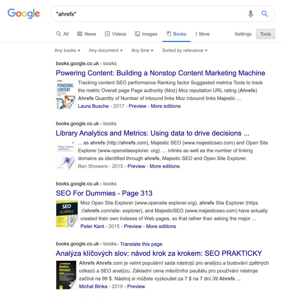 Google ブックスでブランド名「Ahrefs」を検索した結果のスクリーンショットで、書籍内での言及箇所がスニペットとして表示され、関連する本文が確認できる様子。