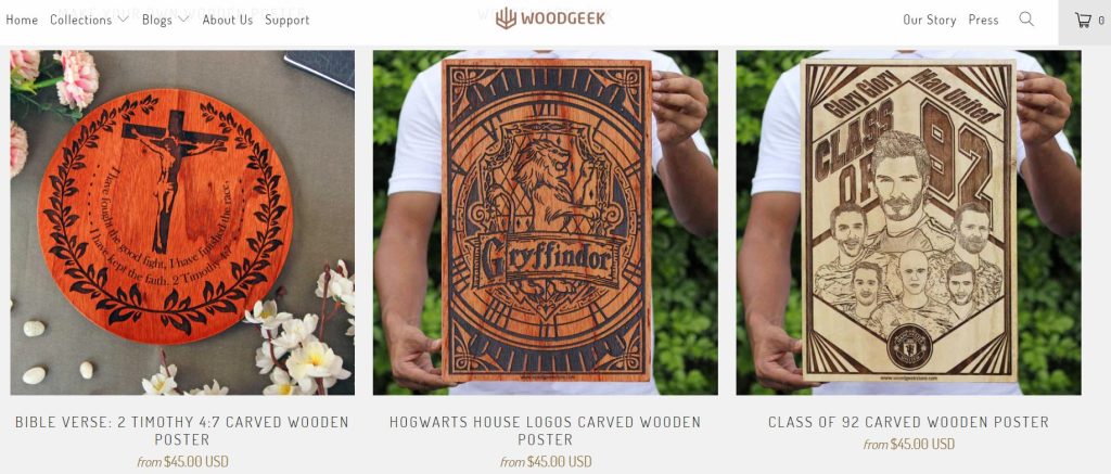 Woodgeek Store の作業場でスタッフ数名が木製アイテムを製作している様子を写した写真。