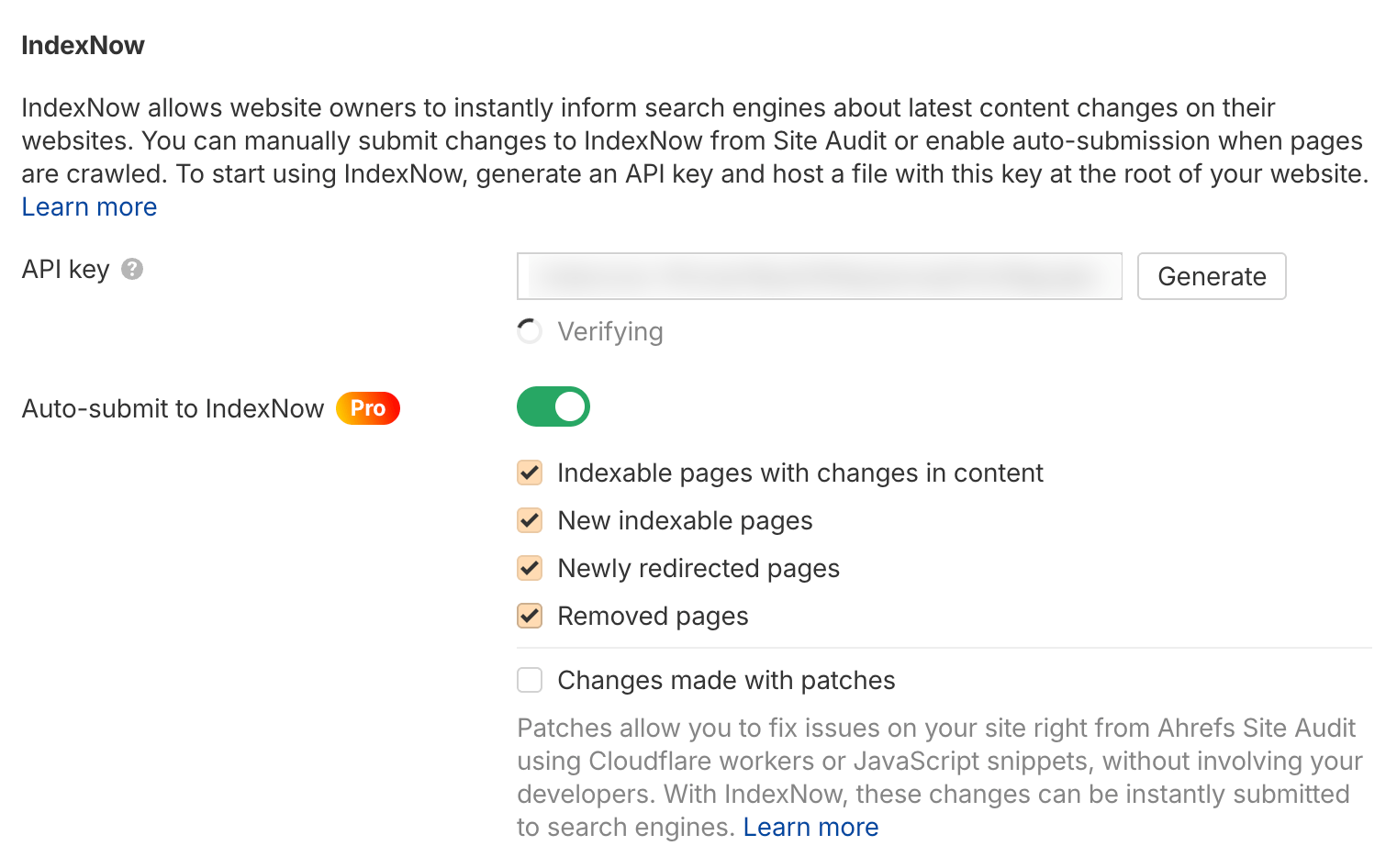 IndexNow の設定パネル。API キー入力欄と、自動送信トグルが有効化されており、新規、リダイレクト、削除ページが対象になっている