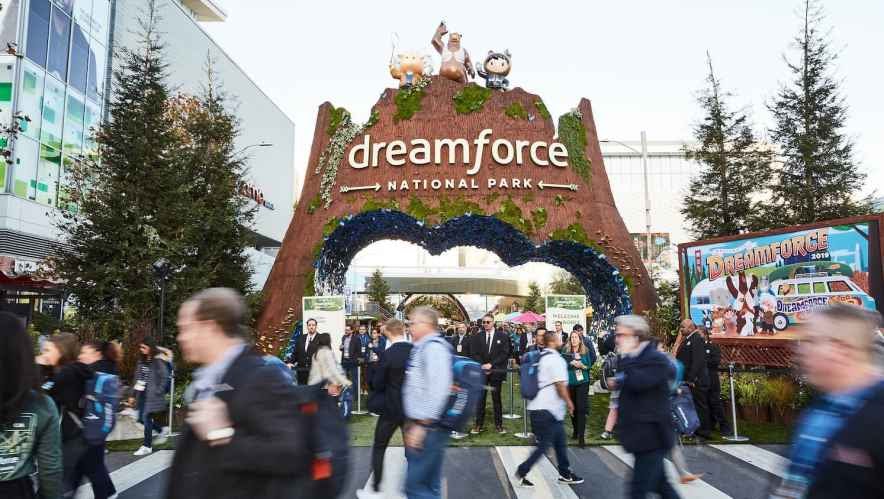 Crowded entrance to dreamforce National Park