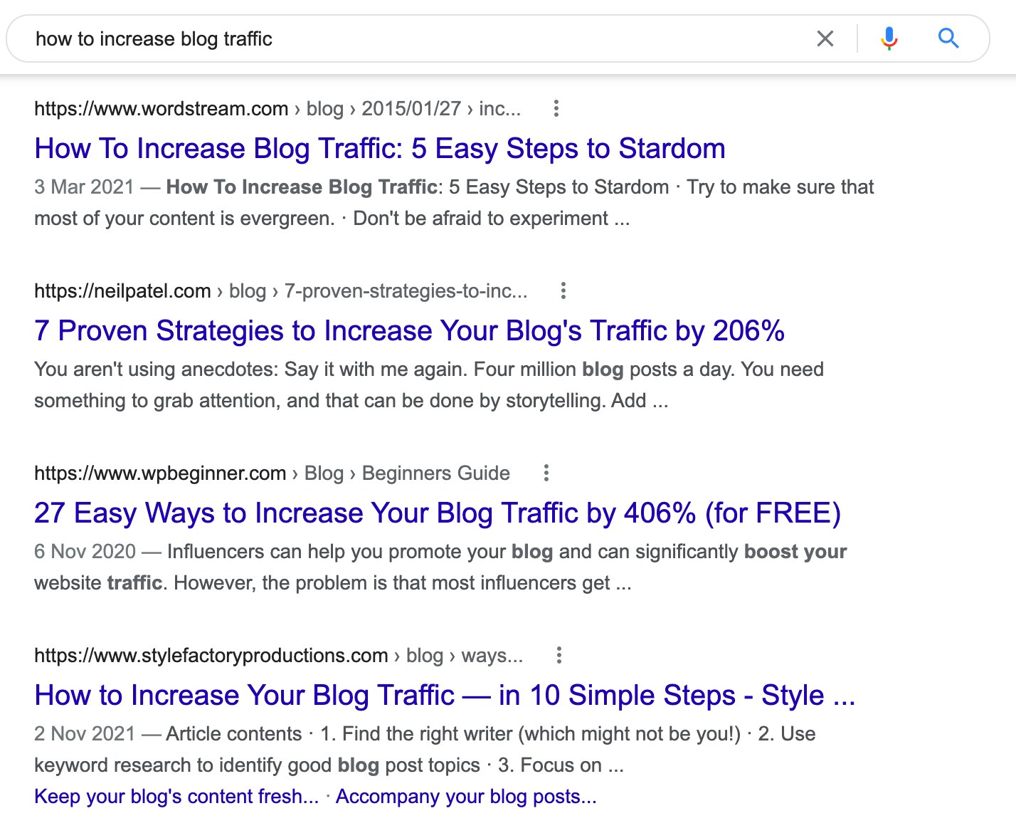 SERP de Google con "cómo aumentar el tráfico del blog"