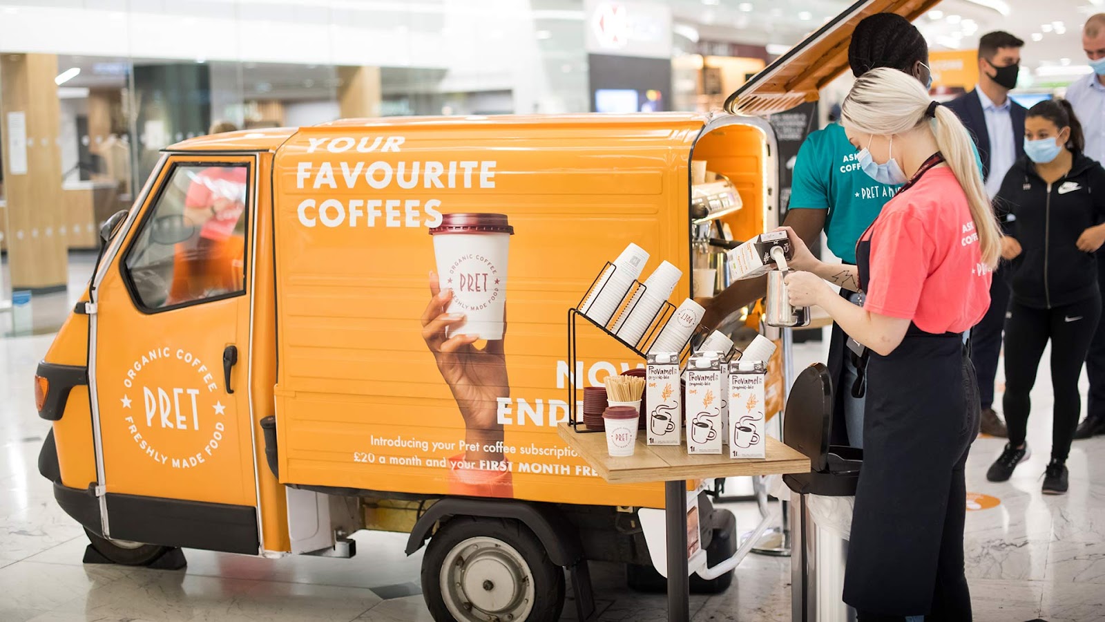 La furgoneta Piaggio de la marca Pret dispensa café para los clientes